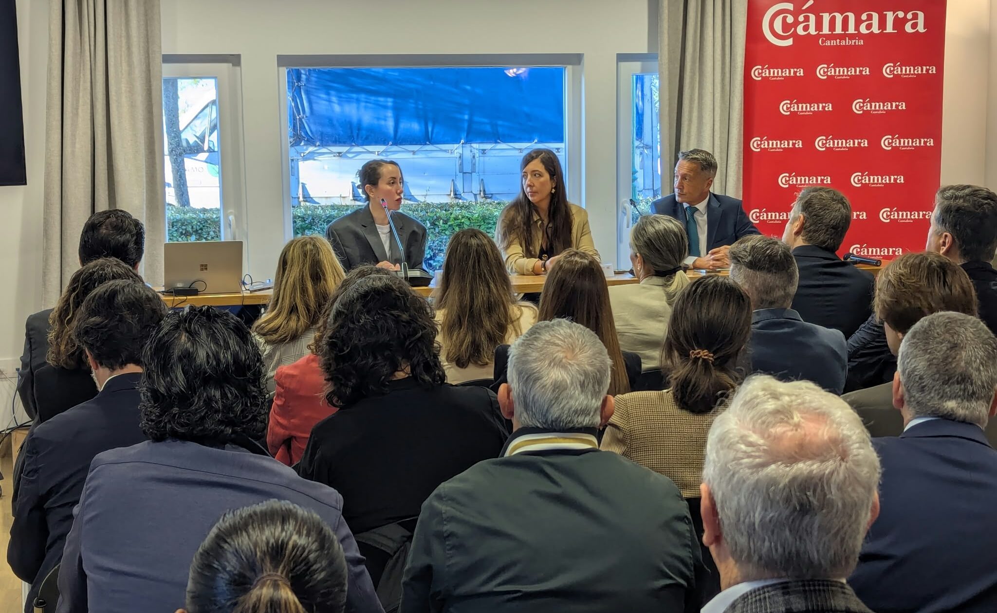 Más de 40 empresas cántabras participan en jornada sobre financiación en el Palacio de la Magdalena